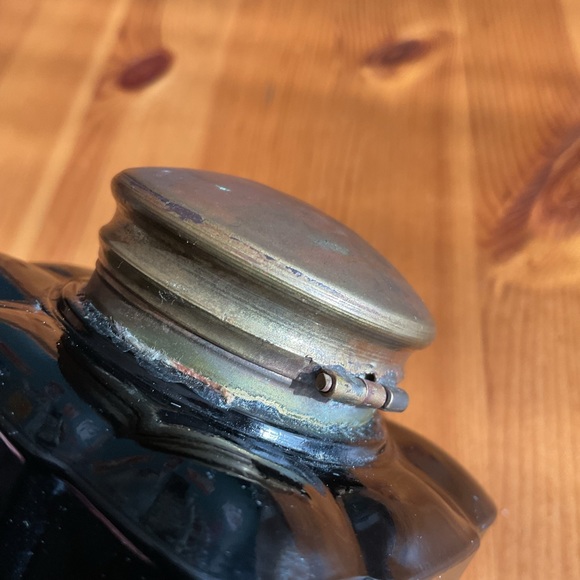 ANTIQUE EMERALD GREEN GLASS INKWELL BRASS CAP VERY SCARCE TO FIND! - Picture 14 of 15